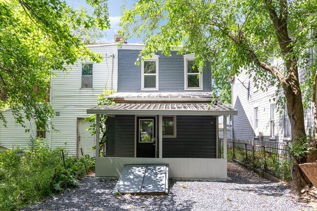 Building Photo - 3 Bedroom 2 Bathroom Home