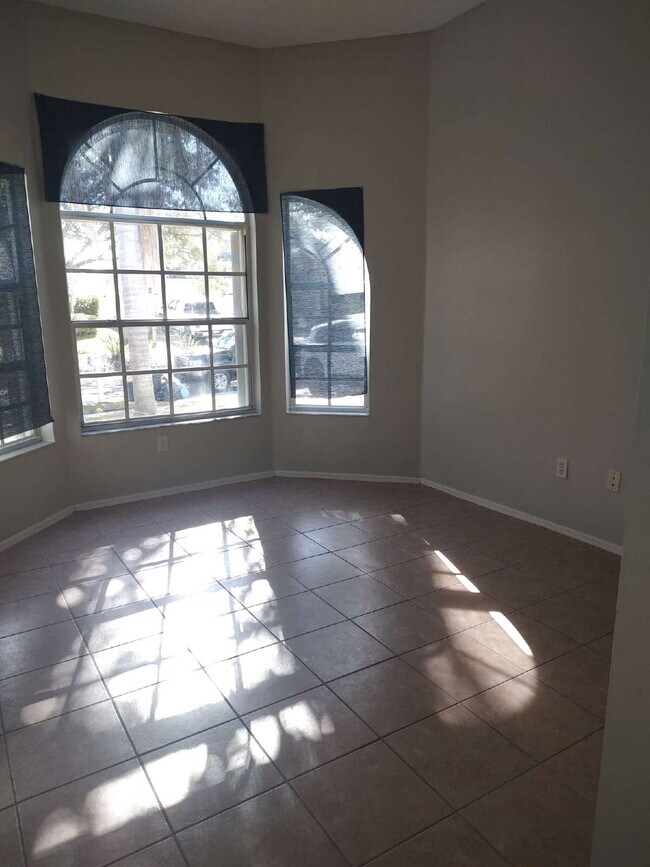 Building Photo - "Spacious 1732 Sq Ft 3-Bed, 2 Baths, in Tarpon Springs!"
