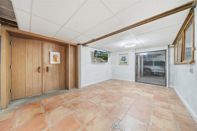 Building Photo - 700 Lands End Dr