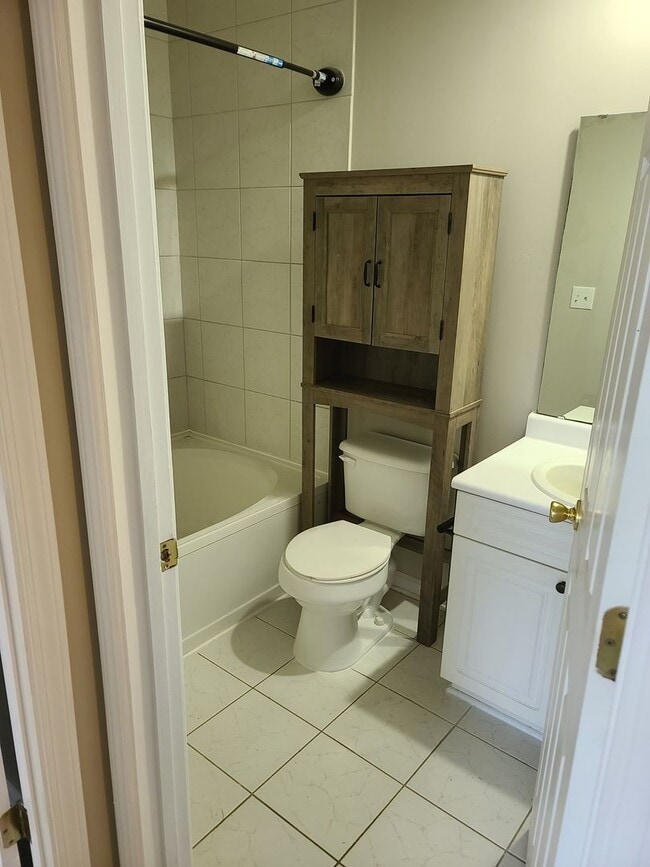 Building Photo - Freshly renovated and low maintenance