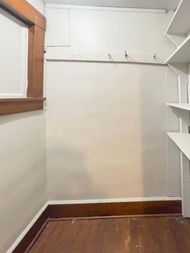 Building Photo - PRELEASING for AUGUST! Close to Campus: Washer and Dryer Included