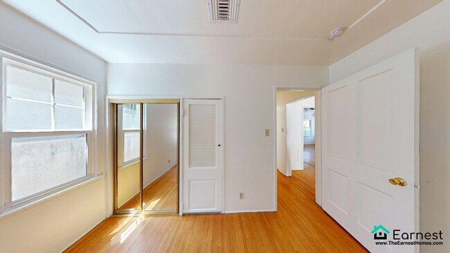 Building Photo - Beautifully Located 2-Bed Home in the Hear...