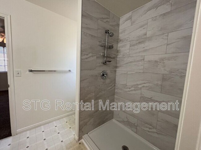 Building Photo - 773 S 220 E Cir