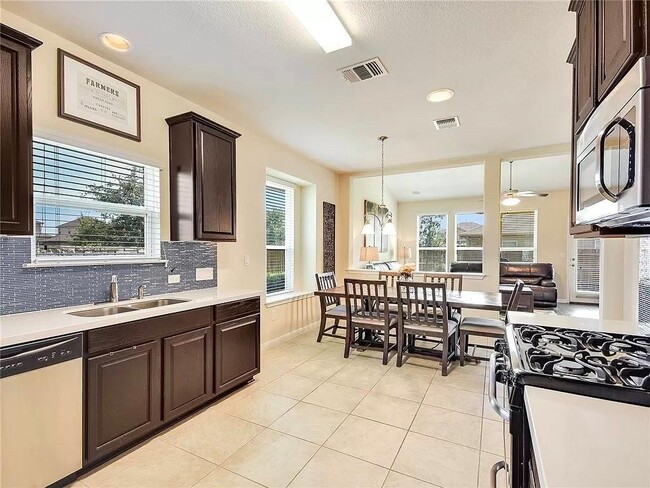 Building Photo - 140 Moulins Ln