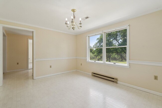 Building Photo - Charming One-Level Home Nestled Among Matu...