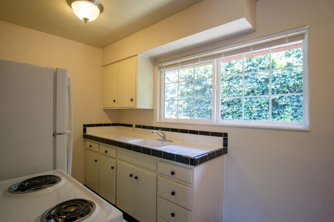Building Photo - John's Landing 2Bdr in Garden Setting W Garage Ready Early September!