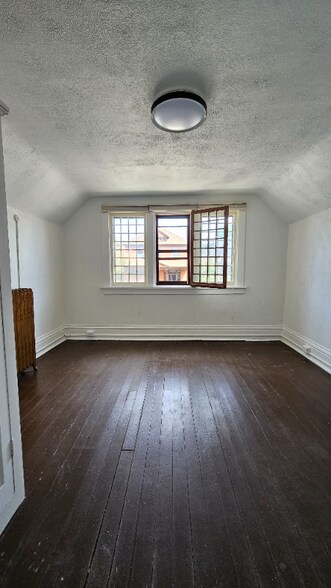 Building Photo - 826 W Silver St