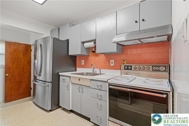 Building Photo - 732 N St Lucas St