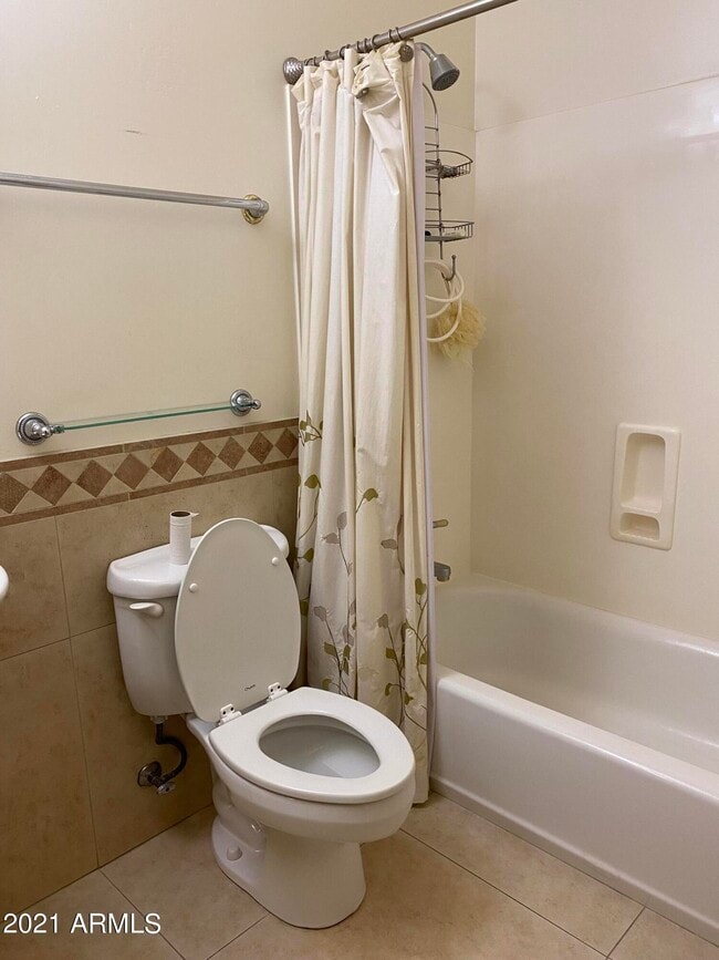 Building Photo - 2350 W Maplewood St