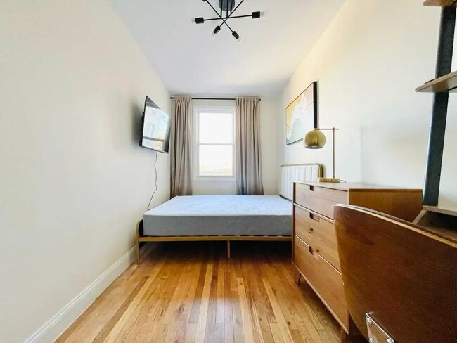 Building Photo - Private Bedroom in a 4 bedroom / 1 bathroo...