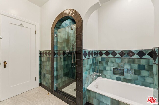 Building Photo - 125 N Orange Dr