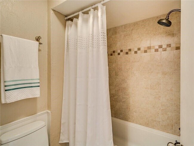 Building Photo - 1533 Glenbrook Dr