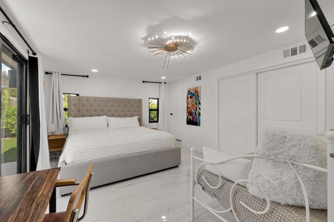 Building Photo - 1433 NE 53rd Ct