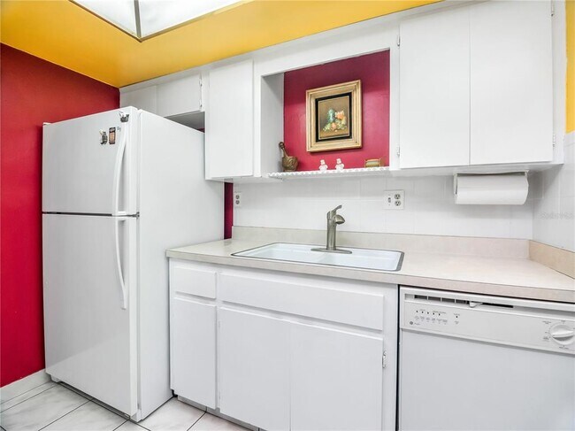 Building Photo - 420 64th Ave