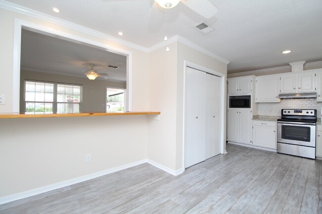 Building Photo - 3BR/2BA with Upgrades in Desirable Locatio...