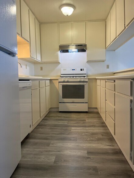 Building Photo - 1905 Cedar St