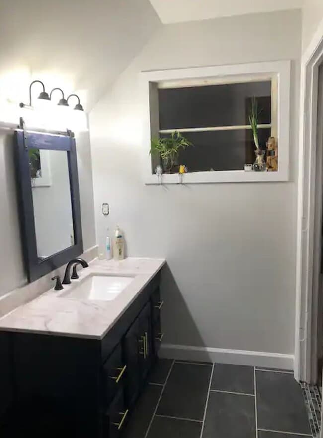 upstairs bathroom - 2304 Rada Dr