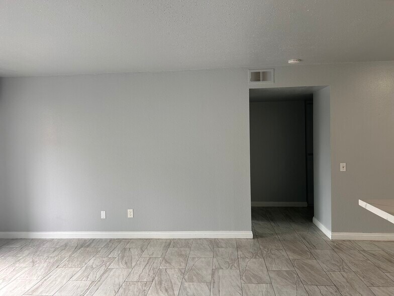 Building Photo - 2600 W Porter Ave