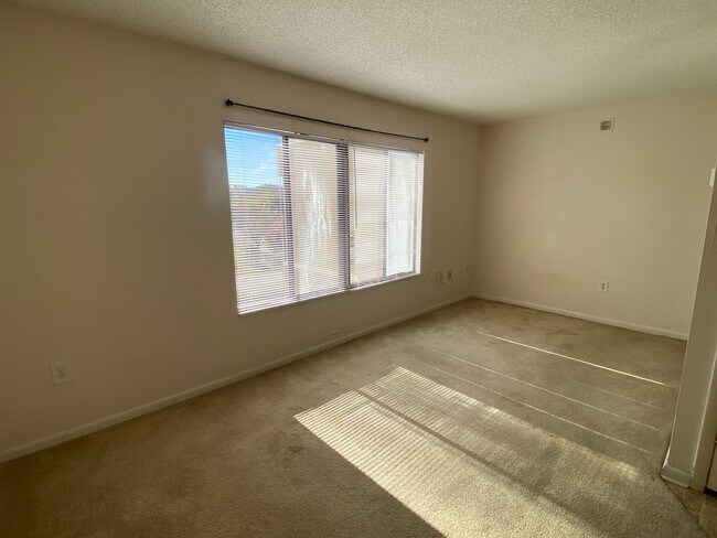 Building Photo - 1600 Park Cir