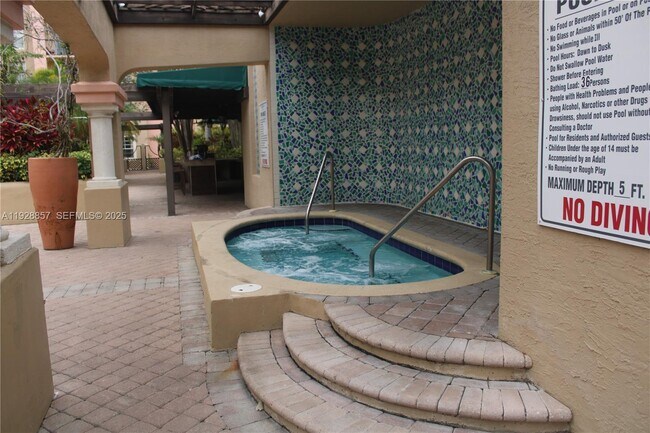 Building Photo - 520 SE 5 Ave