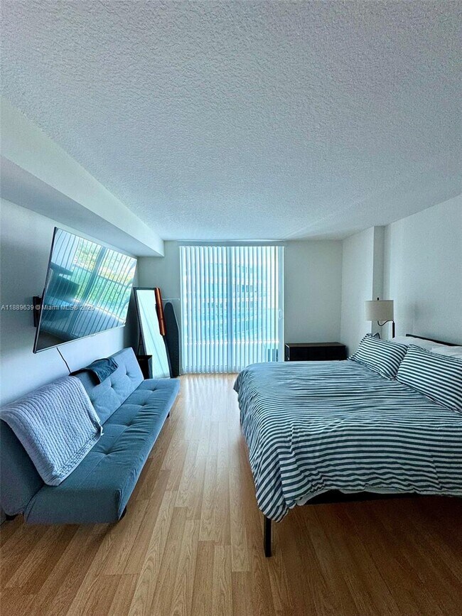 Building Photo - 2101 Brickell Ave