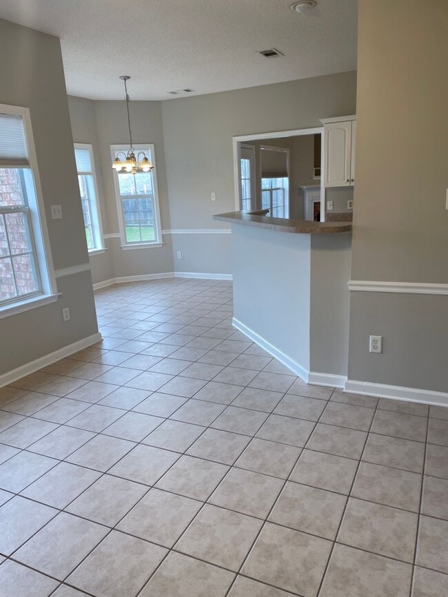 Building Photo - 4BR w/ Fenced Backyard + Garage in Lakeland