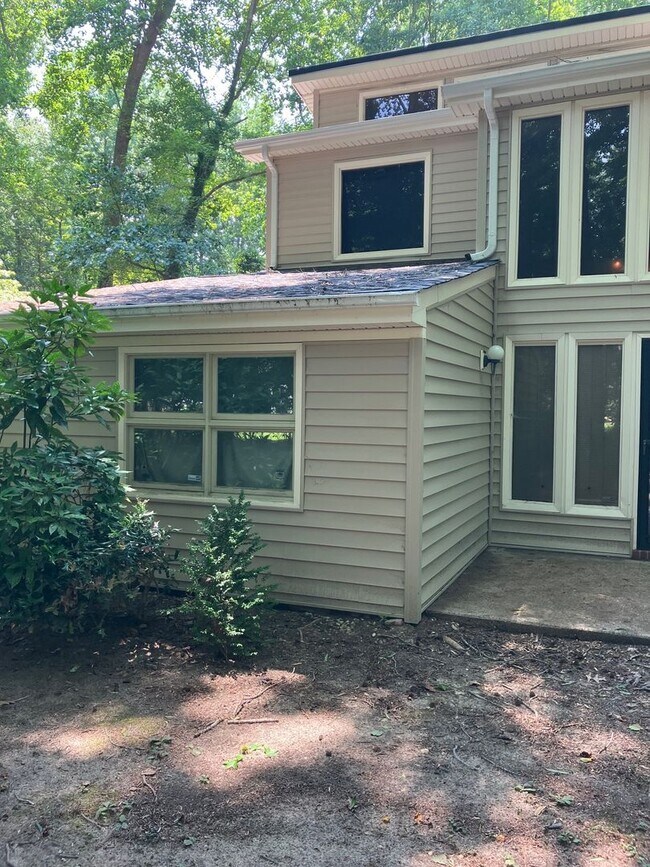 Building Photo - 4852 Rosewell Dr
