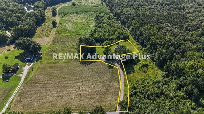 Building Photo - Picturesque 3-Bedroom Home with Cathedral ...