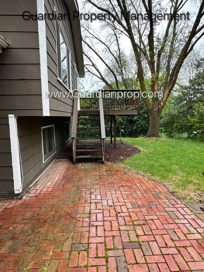 Building Photo - Eden Prairie Single Family Home, Fenced Yard, 2 Car Garage, Dishwasher W/D