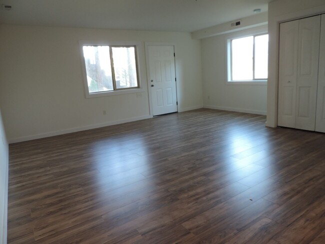 Building Photo - Pet Friendly 3 Bdrm Townhouse with Lock-of...