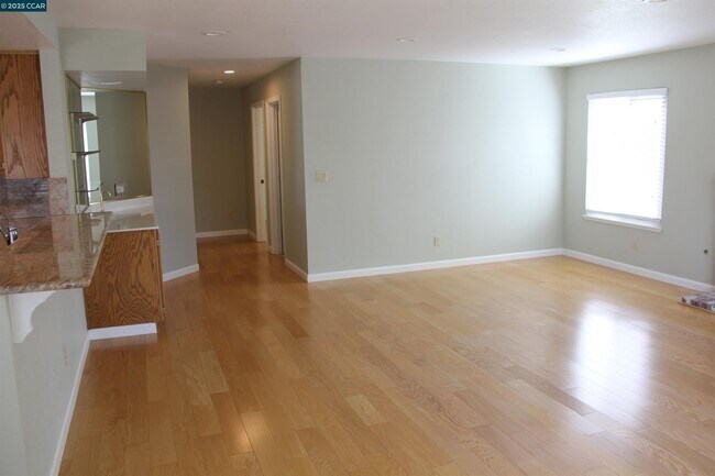 Building Photo - 338 Newcastle Ln