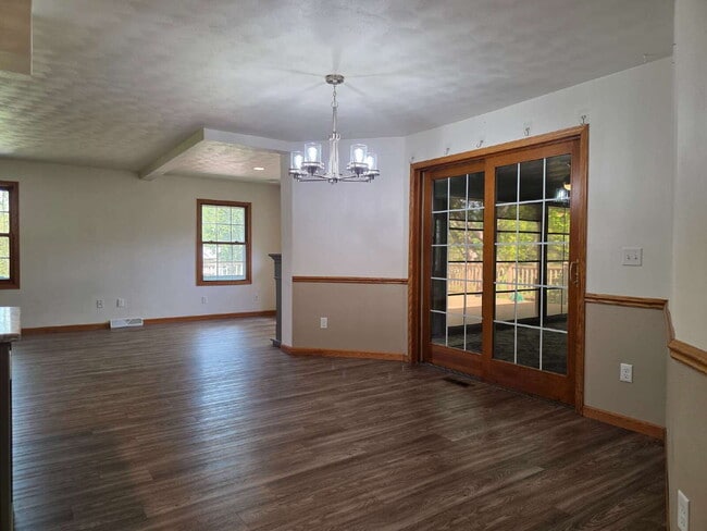 Building Photo - Multi generational Home New London