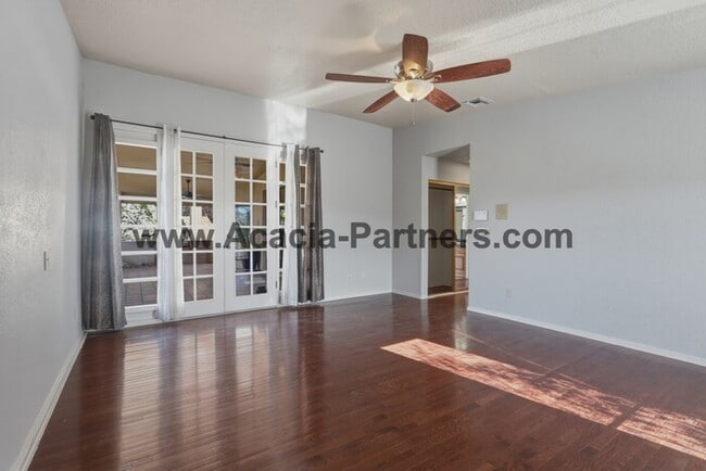 Building Photo - Three Bedroom/Two Bath Home
