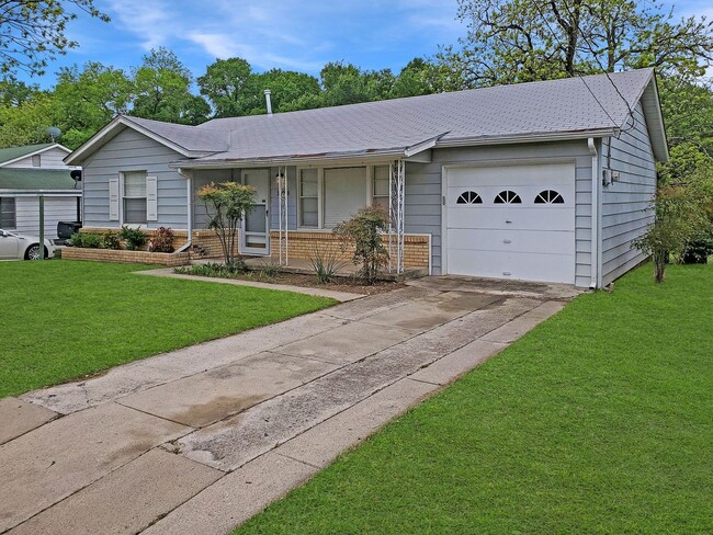 Primary Photo - 208 Westfork Dr