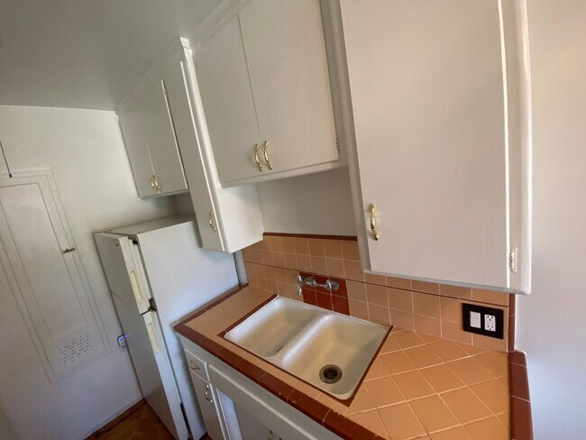 Building Photo - 1 Bedroom 1 Bath Apartment in Los Feliz!