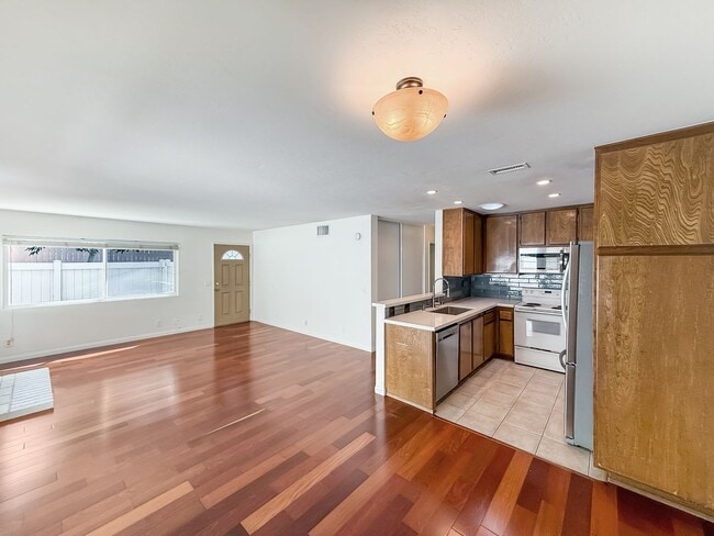 Primary Photo - Nice 2B/2BA w/ Private Patio, A/C, Washer/...