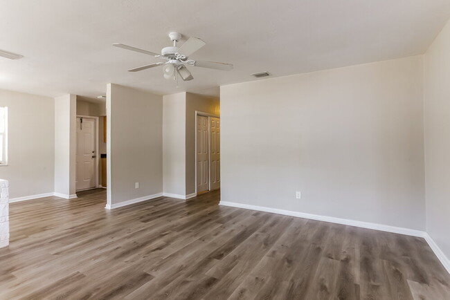 Building Photo - 811 SW 28th Terrace