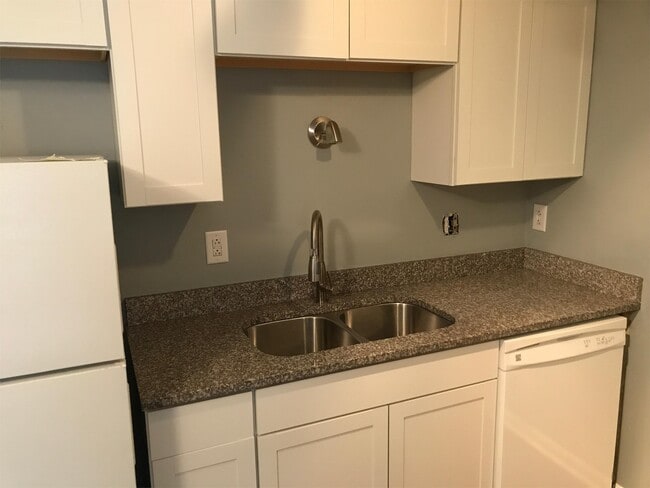 Building Photo - 2494 Etiwan Ave