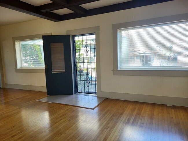 Building Photo - Beautiful Mission Hills Historical Home