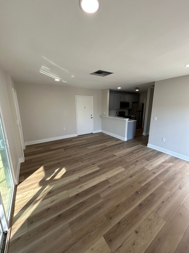 Building Photo - 3848 N Lake Dr