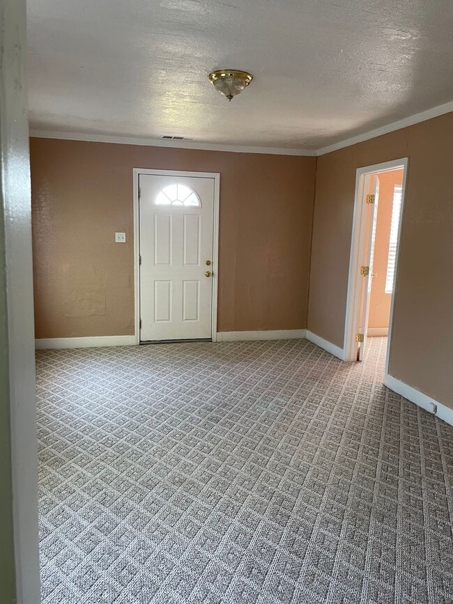 Building Photo - For Rent: Charming 2 Bedroom, 1 Bath Home ...