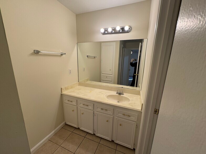 Building Photo - 8915 Emnora Ln