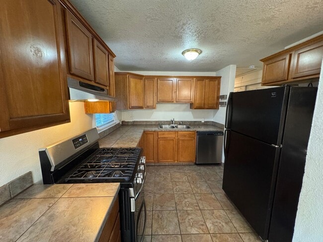 Building Photo - 2 bedroom
