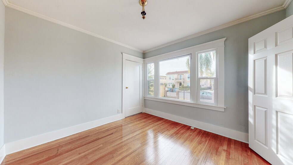 Building Photo - 1436 S Norton Ave