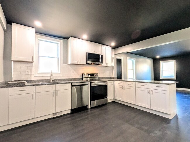 Building Photo - 2 Sunnyside St