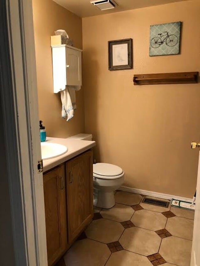 Building Photo - 4 Bd, 2 Ba, Home, Quiet Neighborhood, Great Floorplan, Mature Landscaping!