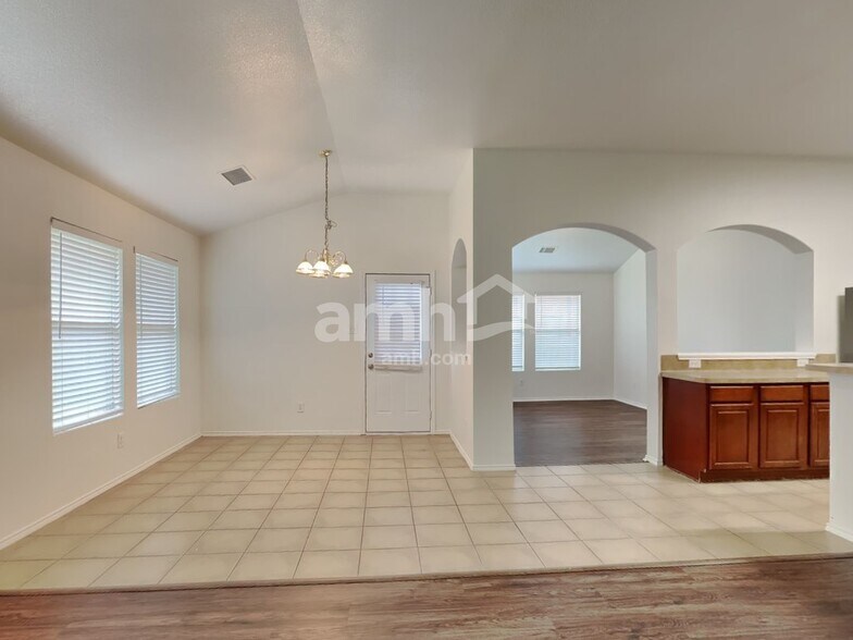 Building Photo - 1207 Fox Glen Trail