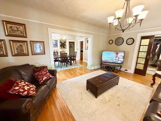 Building Photo - Awesome 4-Bed/2-Bath Craftsman Bungalow House Near Alberta District
