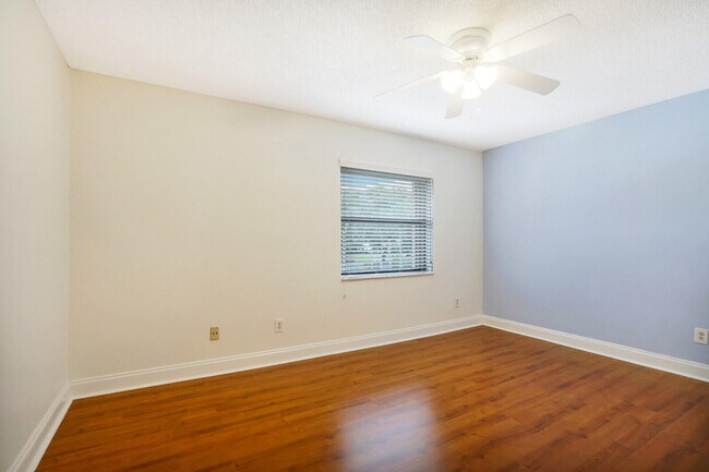Building Photo - 5804 Fox Hollow Dr