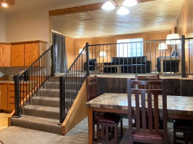 Building Photo - Spacious 1 bed 1 bath Hamilton home with 1 car garage.